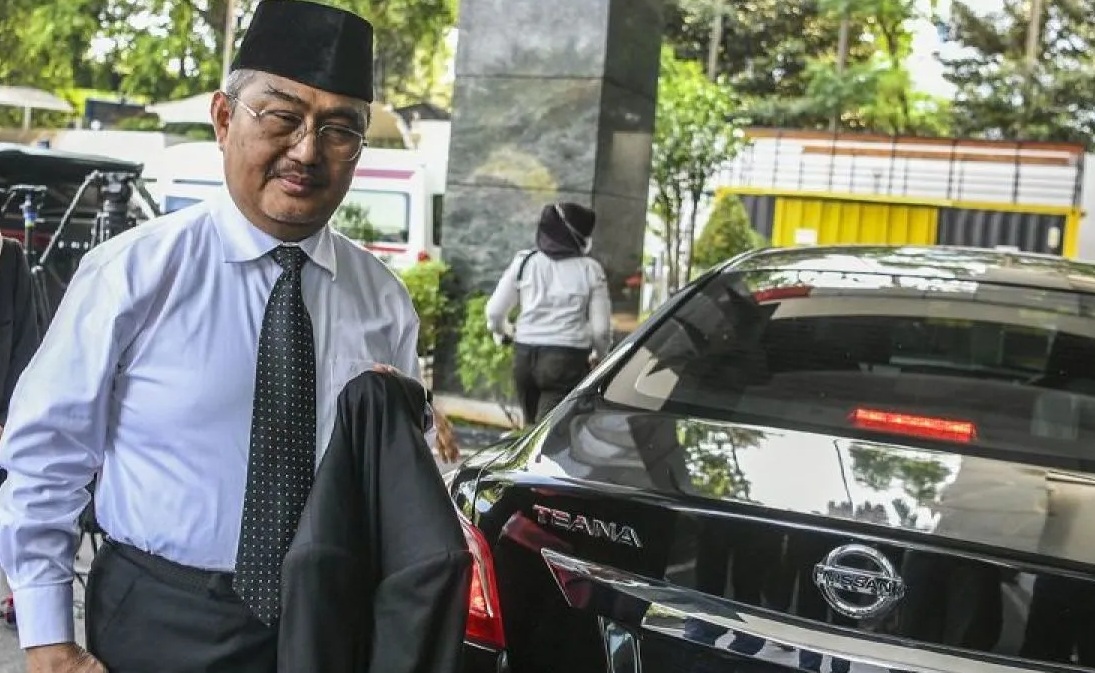 Ketua Majelis Kehormatan Mahkamah Konstitusi (MKMK) Jimly Asshiddiqie berjalan menuju Gedung II Mahkamah Konstitusi (MK) di Jakarta, Jumat (3/11/2023). (Galih Pradipta)