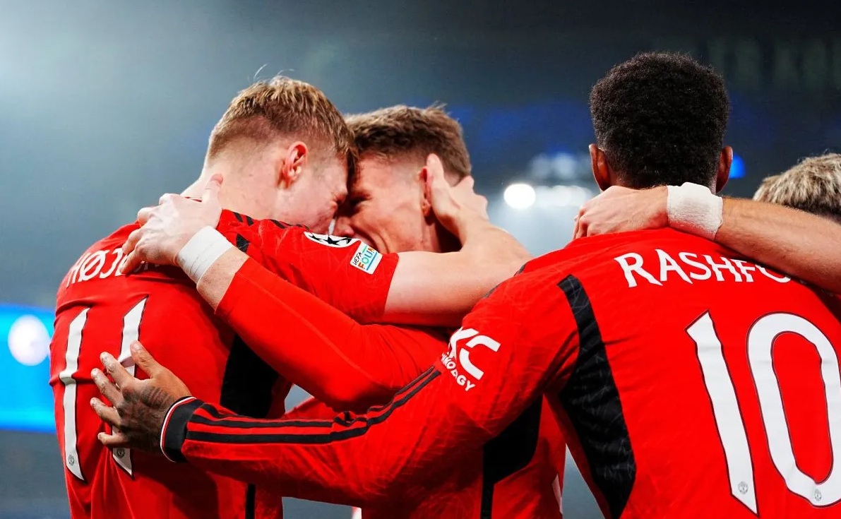 Rasmus Hojlund dari Manchester United merayakan gol pertama mereka bersama Scott McTominay dan Marcus Rashford dalam pertandingan kualifikasi Liga Champions Grup A melawan FC Copenhagen di Telia Parken, Kopenhagen, Denmark, Rabu (8/10/2023). (Ritzau Scanpix via REUTERS)
