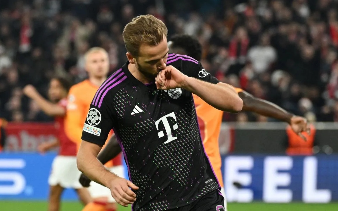 Striker Bayern Munich Harry Kane merayakan gol kedua ke gawang Galatasaray dalam pertandingan Liga Champions Grup A di Allianz Arena, Munich, Jerman, Rabu (8/10/2023). (REUTERS/Angelika Warmuth)