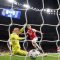 Pemain Arsenal Leandro Trossard mencetak gol pertama setelah mengecoh kiper Sevilla Marko Dmitrovic dalam pertandingan Liga Champions Grup B di Stadion Emirates, London, Inggris, Rabu (8/10/2023). (Reuters/Peter Cziborra)
