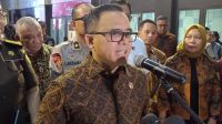 Menteri Pendayagunaan Aparatur Negara dan Reformasi Birokrasi Abdullah Azwar Anas berbicara dengan awak media di kantor Kemenpan RB, Jakarta pada Kamis (09/11/2023). (Hendri Sukma Indrawan)