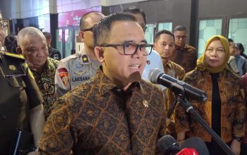 Menteri Pendayagunaan Aparatur Negara dan Reformasi Birokrasi Abdullah Azwar Anas berbicara dengan awak media di kantor Kemenpan RB, Jakarta pada Kamis (09/11/2023). (Hendri Sukma Indrawan)
