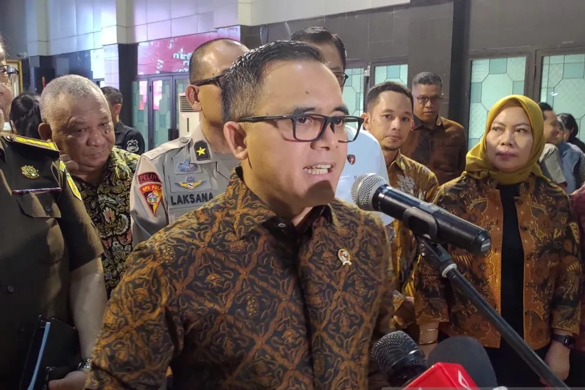 Menteri Pendayagunaan Aparatur Negara dan Reformasi Birokrasi Abdullah Azwar Anas berbicara dengan awak media di kantor Kemenpan RB, Jakarta pada Kamis (09/11/2023). (Hendri Sukma Indrawan)