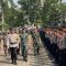 Wakil Kepala Kepolisian Daerah Jawa Barat Brigjen Pol. Bariza Sulfi (tengah) saat melihat kesiapan pasukan pengamanan dengan sandi Operasi Aman Bacuya 2023 di Lapangan Upakarti, di Kabupaten Bandung Barat, Jawa Barat, Kamis (9/11/2023). (Rubby Jovan).