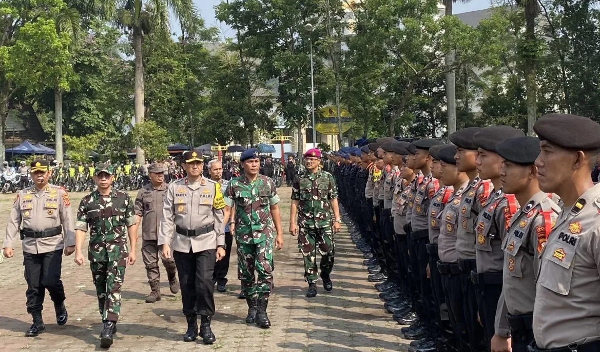 Wakil Kepala Kepolisian Daerah Jawa Barat Brigjen Pol. Bariza Sulfi (tengah) saat melihat kesiapan pasukan pengamanan dengan sandi Operasi Aman Bacuya 2023 di Lapangan Upakarti, di Kabupaten Bandung Barat, Jawa Barat, Kamis (9/11/2023). (Rubby Jovan).