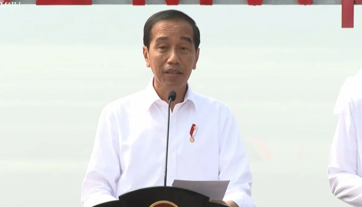 Presiden RI Joko Widodo saat berpidato dalam agenda peresmian operasional Pembangkit Listrik Tenaga Surya (PLTS) Terapung Cirata, Purwakarta, diikuti dalam jaringan Sekretariat Presiden di Jakarta, Kamis (9/11/2023). (Andi Firdaus)