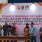 Penjabat Gubernur Jawa Barat Bey Triadi Machmudin menandatangani Naskah Perjanjian Hibah Daerah (NPHD) Anggaran Pemilukada Serentak Tahun 2024 se-Provinsi Jawa Barat di Gedung Sate, Bandung, Kamis (9/11/2023). (Ricky Prayoga)