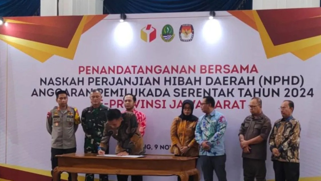 Penjabat Gubernur Jawa Barat Bey Triadi Machmudin menandatangani Naskah Perjanjian Hibah Daerah (NPHD) Anggaran Pemilukada Serentak Tahun 2024 se-Provinsi Jawa Barat di Gedung Sate, Bandung, Kamis (9/11/2023). (Ricky Prayoga)