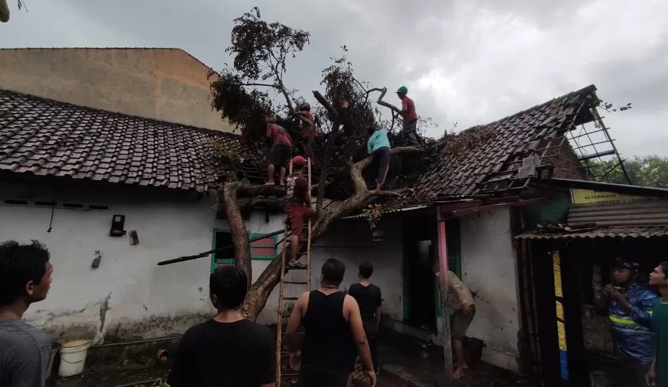 BENCANA ALAM : Ratusan rumah di dua Desa Kecamatan Cidahu rusak Rusak Diterjang Angin Puting Beliung, Pada Kamis Sore (10/11/2023). (Foto : ilustrasi)