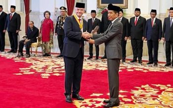 Presiden Joko Widodo berjabat tangan dengan Presiden FIFA Gianni Infantino, usai memberikan Tanda Kehormatan Bintang Jasa Pratama kepadanya di Istana Negara, Jakarta, Jumat (10/11/2023). (Yashinta Difa)