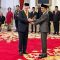 Presiden Joko Widodo berjabat tangan dengan Presiden FIFA Gianni Infantino, usai memberikan Tanda Kehormatan Bintang Jasa Pratama kepadanya di Istana Negara, Jakarta, Jumat (10/11/2023). (Yashinta Difa)
