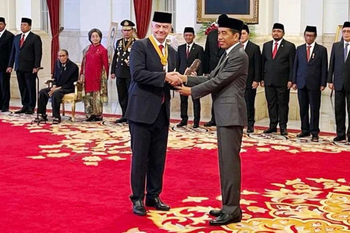 Presiden Joko Widodo berjabat tangan dengan Presiden FIFA Gianni Infantino, usai memberikan Tanda Kehormatan Bintang Jasa Pratama kepadanya di Istana Negara, Jakarta, Jumat (10/11/2023). (Yashinta Difa)