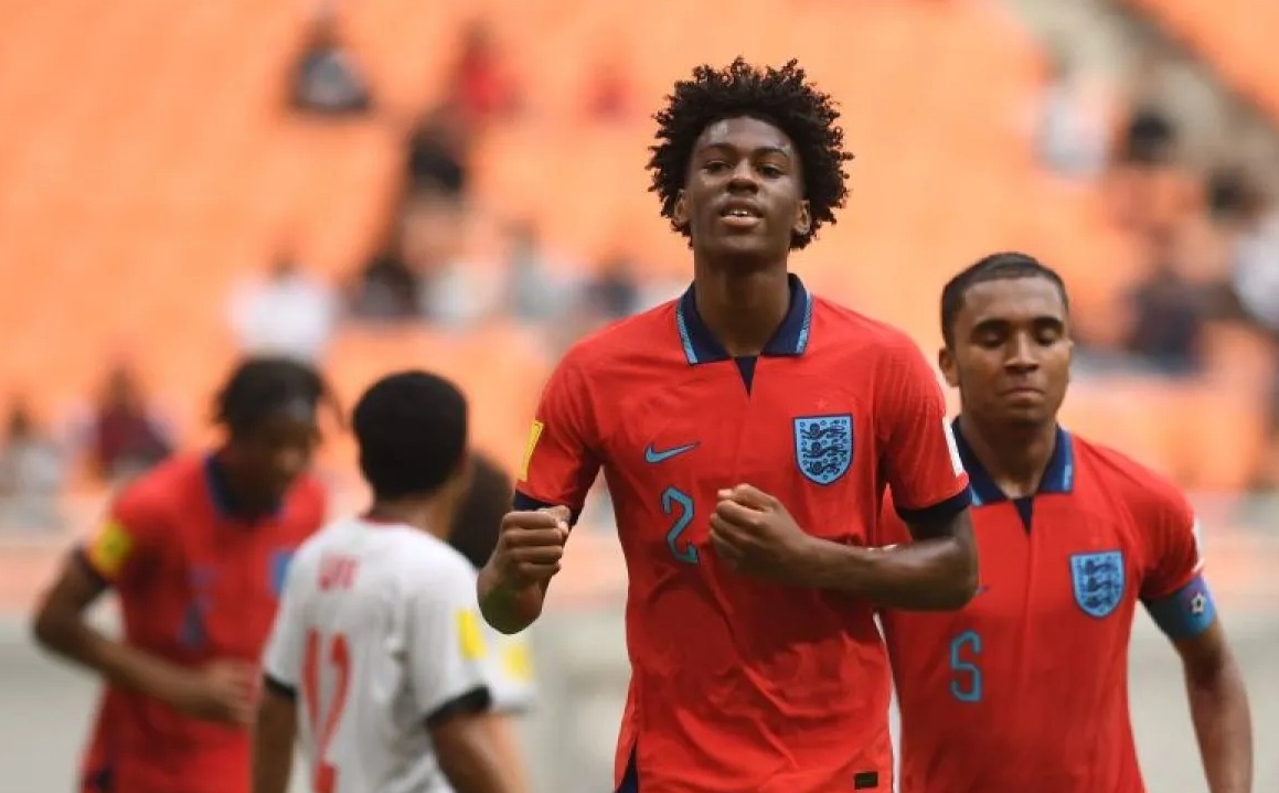 Pesepak bola Timnas Inggris Josh-Ko Acheampong (2) melakukan selebrasi usai mencerak gol ke gawang Kaledonia Baru saat laga penyisihan Grup C Piala Dunia U-17 di Jakarta International Stadium, Jakarta, Sabtu (11/11/2023). (Akbar Nugroho Gumay)