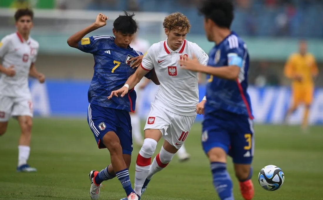 Pesepak bola Timnas Jepang Keita Kosugi (kanan) dan Yotaro Nakajima (kiri) berusaha menghalangi pesepak bola Timnas Polandia Daniel Mikolajewski (tengah) saat pertandingan fase Grup D Piala Dunia U-17 2023 di Stadion Si Jalak Harupat, Kabupaten Bandung, Jawa Barat, Sabtu (11/11/2023). (Wahyu Putro)