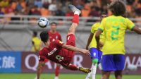 Pesepak bola Timnas Iran Amirmohammad Razaghinia melakukan tendangan salto saat laga melawan Brazil pada babak penyisihan Grup C Piala Dunia U-17 di Jakarta International Stadium, Jakarta, Sabtu (11/11/2023). (Akbar Nugroho Gumay)