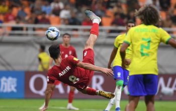 Pesepak bola Timnas Iran Amirmohammad Razaghinia melakukan tendangan salto saat laga melawan Brazil pada babak penyisihan Grup C Piala Dunia U-17 di Jakarta International Stadium, Jakarta, Sabtu (11/11/2023). (Akbar Nugroho Gumay)