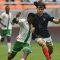 Pesepak bola timnas Prancis Nolan Ferro (kanan) berebut bola dengan pesepak bola timnas Burkina Faso Emmanuel Ouedraogo pada laga penyisihan Grup E Piala Dunia U-17 2023 di Jakarta International Stadium, Jakarta, Minggu (12/11/2023). (Sigid Kurniawan/rwa)