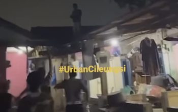 Petugas dibantu warga mengepung pria yang lari keatas genting rumah di Kalpanunggal, Kabupaten Bogor. Foto : Tangkapan layar Urbancileungsi