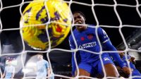 Pemain Chelsea Axel Disasi merayakan gol yang dicetak rekannya, Thiago Silva, ke gawang Manchester City dalam pertandingan Liga Premier Inggris di Stamford Bridge, London, Minggu (12/11/2023). (Action Images via Reuters/John Sibley)