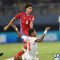 Pesepak bola Timnas Panama Aldair Marta (atas) berebut bola dengan pesepak bola timnas Maroko Mohamed Amine Katiba saat laga babak penyisihan Grup A Piala Dunia U-17 2023 di Stadion Gelora Bung Tomo, Surabaya, Jawa Timur, Jumat (10/11/2023). (Aditya Pradana Putra)