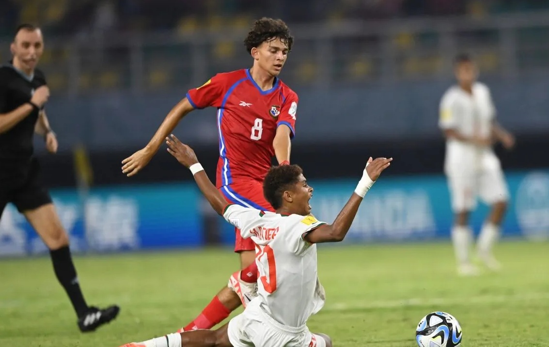 Pesepak bola Timnas Panama Aldair Marta (atas) berebut bola dengan pesepak bola timnas Maroko Mohamed Amine Katiba saat laga babak penyisihan Grup A Piala Dunia U-17 2023 di Stadion Gelora Bung Tomo, Surabaya, Jawa Timur, Jumat (10/11/2023). (Aditya Pradana Putra)