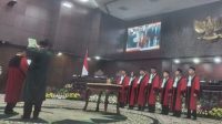 Hakim Konstitusi Suhartoyo saat membacakan sumpah dalam pelantikan sebagai ketua Mahkamah Konstitusi periode 2023-2028 di Gedung MK, Jakarta, Senin (13/11/2023). (Fauzi Lamboka)