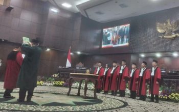 Hakim Konstitusi Suhartoyo saat membacakan sumpah dalam pelantikan sebagai ketua Mahkamah Konstitusi periode 2023-2028 di Gedung MK, Jakarta, Senin (13/11/2023). (Fauzi Lamboka)