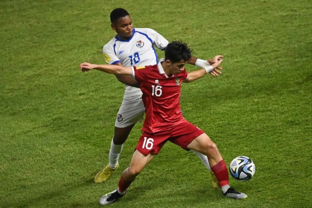 Pesepak bola Timnas Indonesia Amar Brkic (kanan) berebut bola dengan pesepak bola Timnas Panama Hector Rios (kiri) dalam pertandingan penyisihan Grup A Piala Dunia U-17 2023 di Stadion Gelora Bung Tomo (GBT), Surabaya, Jawa Timur, Senin (13/11/2023). (Aditya Pradana Putra.)