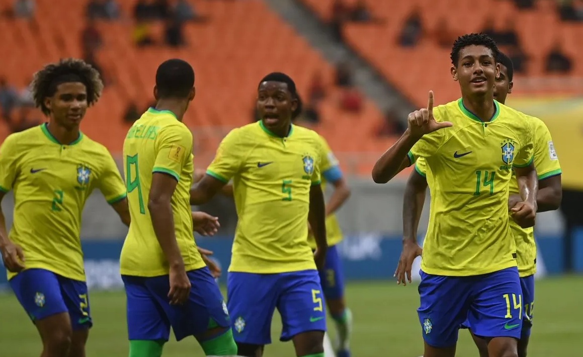 Pesepak bola Timnas Brasil Joao Victor (kanan) melakukan selebrasi usai mencetak gol ke gawang Timnas Kaledonia Baru dalam laga Grup C Piala Dunia U-17 di Jakarta International Stadium, Jakarta, Selasa (14/11/2023).  (AKBAR NUGROHO GUMAY)