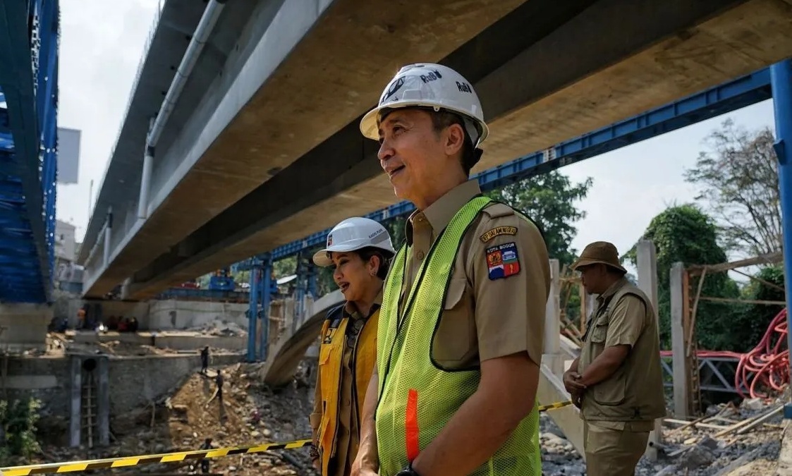 Wakil Wali Kota Bogor, Jawa Barat Dedie Abdul Rachim saat meninjau pembangunan Jembatan Otista pada Senin (30/10/2023). (Pemkot Bogor)