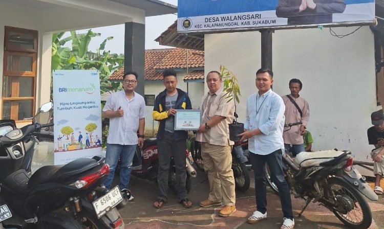 IMPLEMENTASI ESG: MBM BRI Cibadak Iwan dan jajaran secara simbolis menyerahkan bibit tanaman durian dalam program BRI Menanam di Desa Kalapa Nunggal (Area kerja BRI Unit Palasarigirang Cibadak) pada Jumat (10/11/2023).