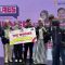 AXISLABS 2023: Group Head Youth Segment XL Axiata, Azher Javid (kiri), Chief Marketing Officer XL Axiata, Alfons Bosch Sansa (kedua kanan), dan Head Youth Marketing Communication XL Axiata, Nahdiah Estu Pawestri (kanan) bersama dengan pemenang pertama AxisLabs 2023 yang berasal dari Jakarta, di Resto Bale Nusa, Jakarta, Kamis (16/11).