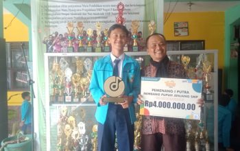 KEREN : Muhamad Raafi Putra Pangestu dan guru pembimbing lomba Dadan Mulyadansyah berfoto sambil menunjukkan piala Juara 1 Pupuh Putra FTBI Tingkat Provinsi Jawa Barat 2023. (widi/radarsukabumi)