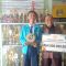 KEREN : Muhamad Raafi Putra Pangestu dan guru pembimbing lomba Dadan Mulyadansyah berfoto sambil menunjukkan piala Juara 1 Pupuh Putra FTBI Tingkat Provinsi Jawa Barat 2023. (widi/radarsukabumi)