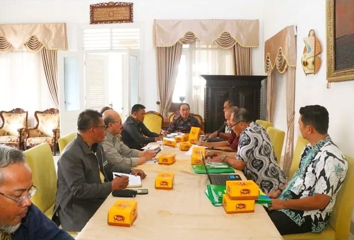 SERIUS: Sekretaris Daerah Kabupaten Sukabumi, Ade Suryaman memimpin Rapat Lanjutan Pembahasan Program Kerja BPJS Ketenagakerjaan bertempat di Pendopo Sukabumi, Kamis 14 September 2023.(ist)