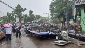 Papan Reklame di Bogor Roboh Timpa Ojol dan Penjual Sate