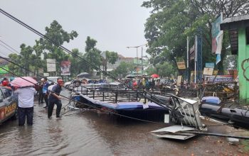 Sebuah papan reklame berukuran besar di Simpang Taman Corat-coret Kelurahan Tegal Gundil, Kecamatan Bogor Utara roboh pada Kamis (30/11). Fatur/Radar Bogor