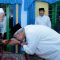 SILATURAHMI: Ganjar Pranowo menemui ulama kharismatik Banten, KH Ahmad Muhtadi Dimyathi di Pondok Pesantren Roudatul Ulum di Pandeglang, Banten, Senin (13/11). (Foto: Tim Media Ganjar Pranowo)