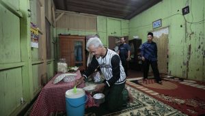 Ganjar Pranowo Menginap di Kampung Tua Lampung Timur