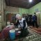 MERAKYAT: Ganjar Pranowo menginap di rumah Abdurrahman di Kampung Way Jepara, Lampung Timur pada Kamis (26/10) malam. (Foto: Tim Media Ganjar Pranowo)