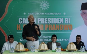 BERBAGI GAGASAN: Ganjar Pranowo mengunjungi kantor pimpinan daerah Muhammadiyah (PDM) Kota Makassar, Sulawesi Selatan, pada Sabtu (18/11). (FOTO:Tim Media Ganjar Pranowo)