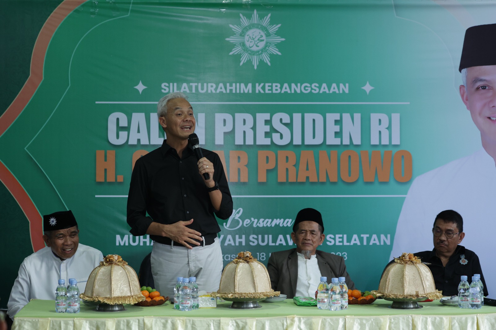 BERBAGI GAGASAN: Ganjar Pranowo mengunjungi kantor pimpinan daerah Muhammadiyah (PDM) Kota Makassar, Sulawesi Selatan, pada Sabtu (18/11). (FOTO:Tim Media Ganjar Pranowo)