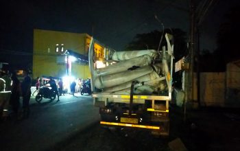 Truk Isuzu putih bernomor polisi B 9496 SYX di ruas Jalan Raya Sukabumi - Bogor, tepatnya di dekat kawasan Lodaya Karangtengah, Kecamatan Cibadak, Kabupaten Sukabumi pada Senin (27/11) sore.