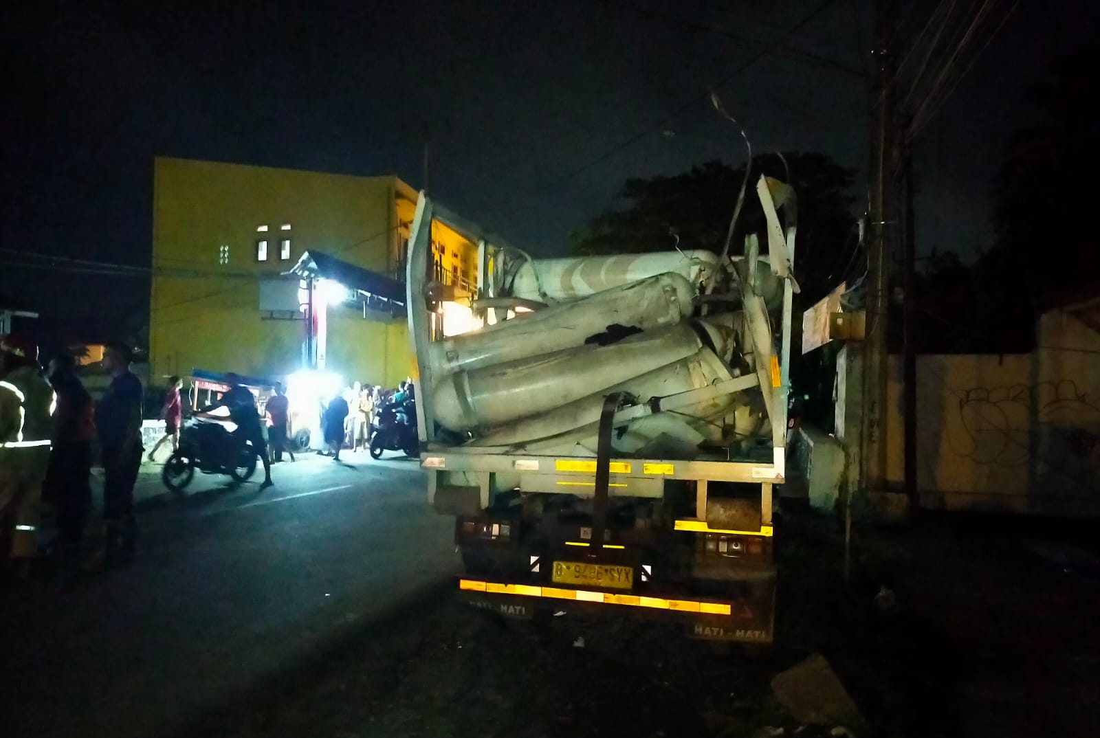 Truk Isuzu putih bernomor polisi B 9496 SYX di ruas Jalan Raya Sukabumi - Bogor, tepatnya di dekat kawasan Lodaya Karangtengah, Kecamatan Cibadak, Kabupaten Sukabumi pada Senin (27/11) sore.