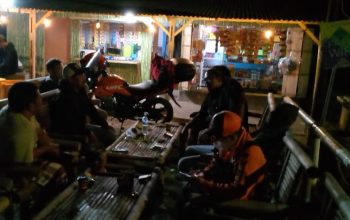 KOORDINASI : Sejumlah relawan pada saat melakukan koodinasi dengan para nelayan. 
