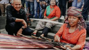 Ganjar Pranowo Berdialog dengan Pengrajin Kain Ulos