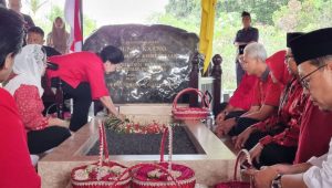 Ditemani Megawati, Ganjar Pranowo dan Mahfud MD Ziarah Makam Sang Proklamator