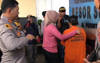 RILIS: Kapolres Sukabumi Kota saat memperlihatkan sejumlah barang bukti yang berhasil diamankan, Sabtu (18/11).(FT: BAMBANG/RADARSUKABUMI)
