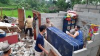 GOTONG ROYONG: Warga dan petugas gabungan saat gotong royong membersihkan material bangunan rumah yang rusak akibat disapu puting beliung.