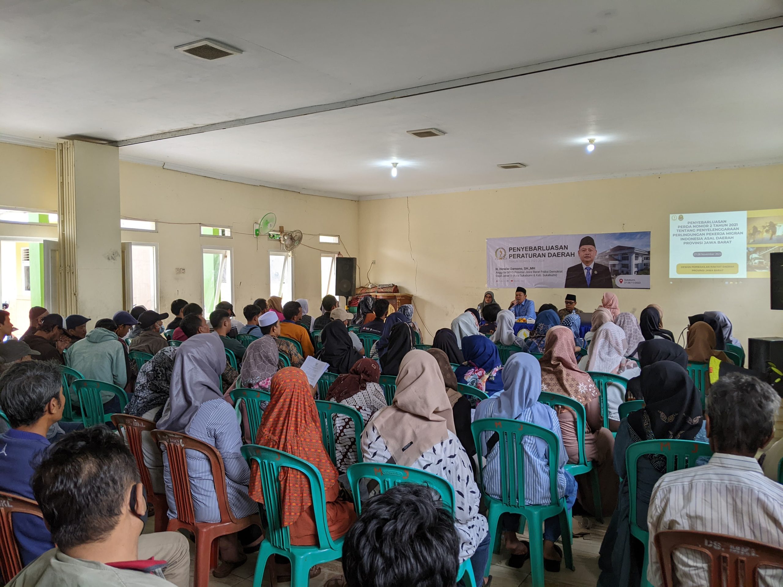 Anggota DPRD Jabar Fraksi Demokrat Hendar Darsono kembali melakukan penyebarluasan Peraturan Daerah (perda) Jawa Barat nomor 2 tahun 2021 Perda tentang penyelenggaraan perlindungan Migran Indonesia (PMI) , Senin (27/11/2023).